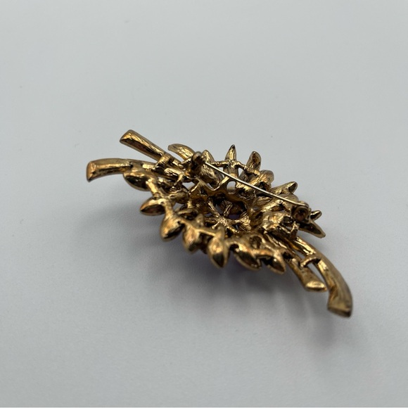 Vintage Gold-tone Flower-shaped Amethyst Brooch - Picture 3 of 8